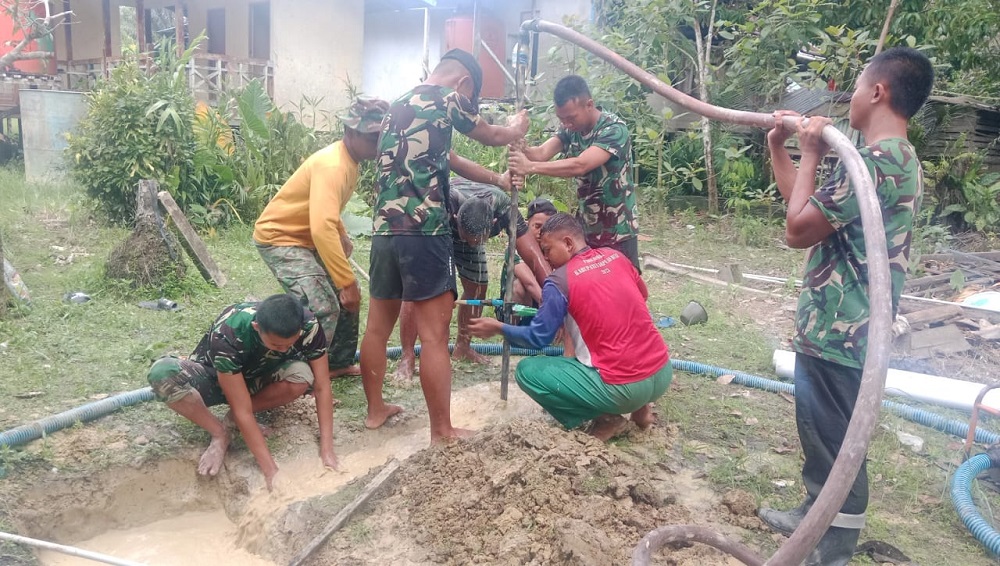 Satgas TMMD Kodim 1206/Putussibau Bangun Sumur Bor untuk Atasi Krisis Air Bersih Warga