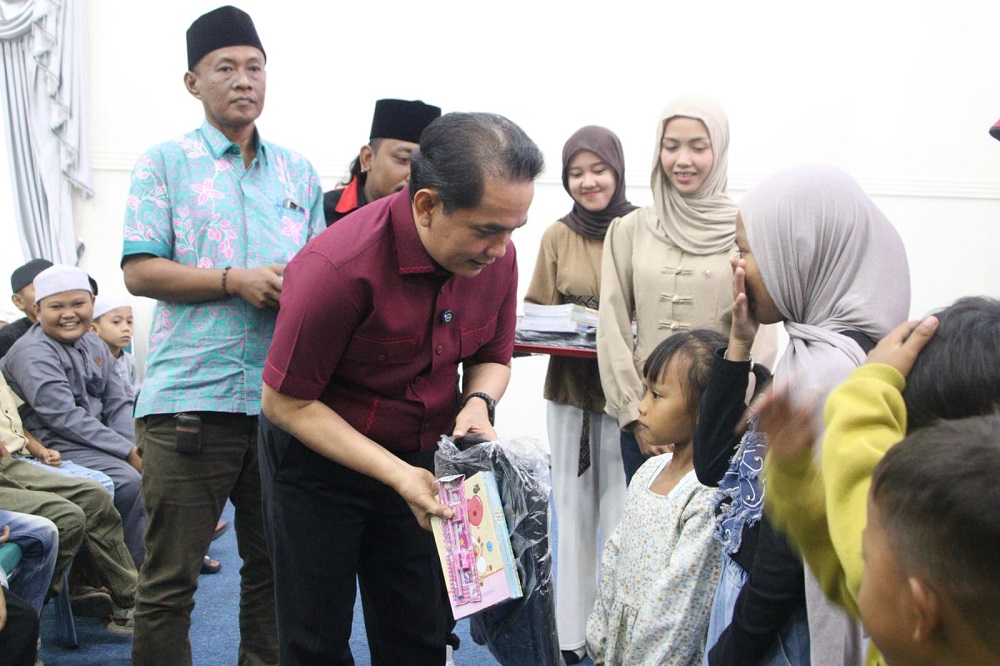 150 Anak Sekolah di Pontianak Terima Tas dan Alat Tulis Gratis