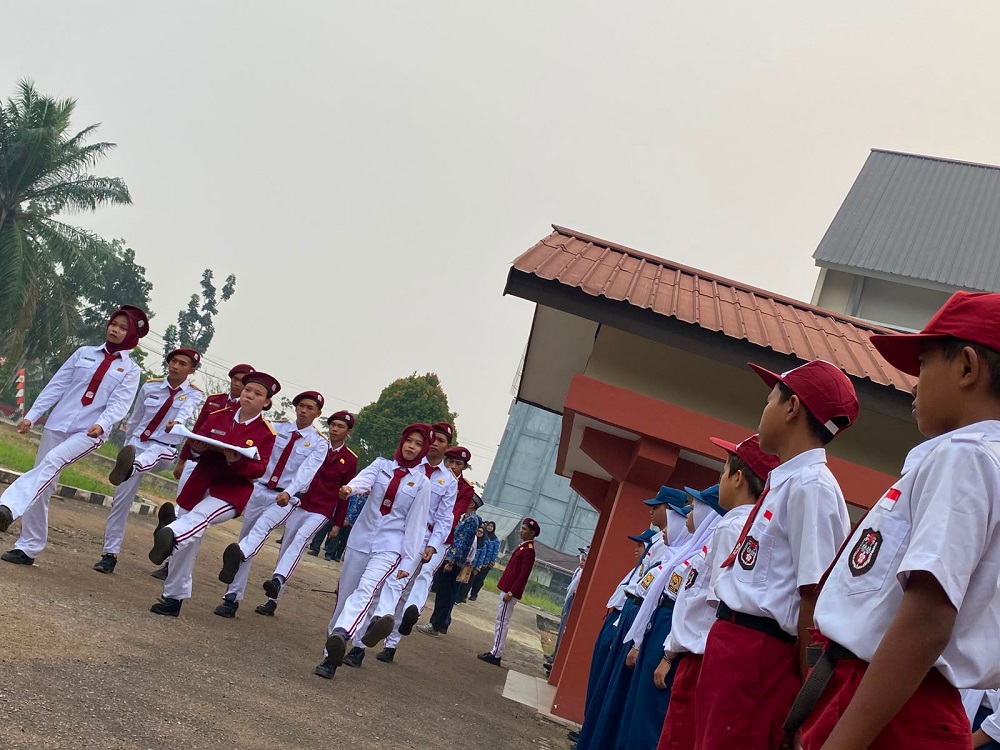 Perdana, 73 Siswa Sekolah Rakyat Terintegrasi 53 Pontianak Gelar Upacara HUT ke-81 RIi