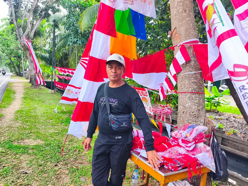11 Tahun Jualan Bendera di Pontianak, Perantau Bandung Ini Tetap Bertahan Demi Rezeki Kemerdekaan