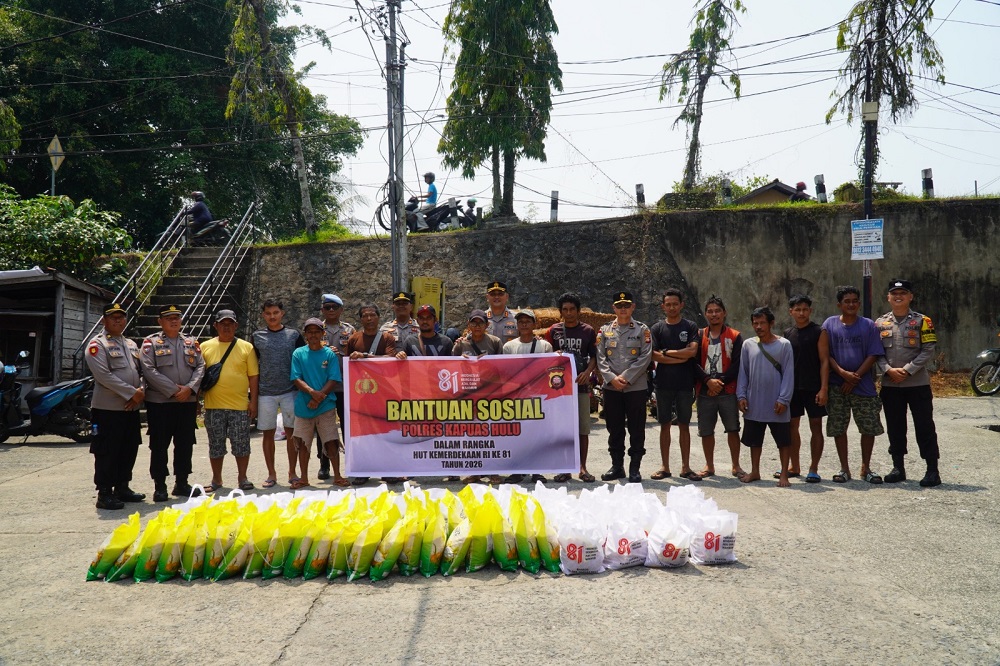 Polres Kapuas Hulu Salurkan Bansos untuk Buruh Pikul di Pasar Merdeka