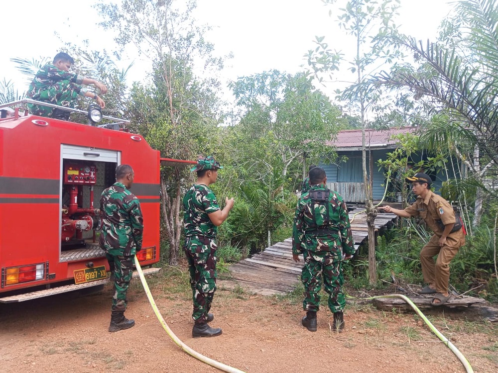 Kemarau Panjang Bikin Trans Kalis Krisis Air Bersih, Kodim 1206/Putussibau Salurkan Bantuan Warga