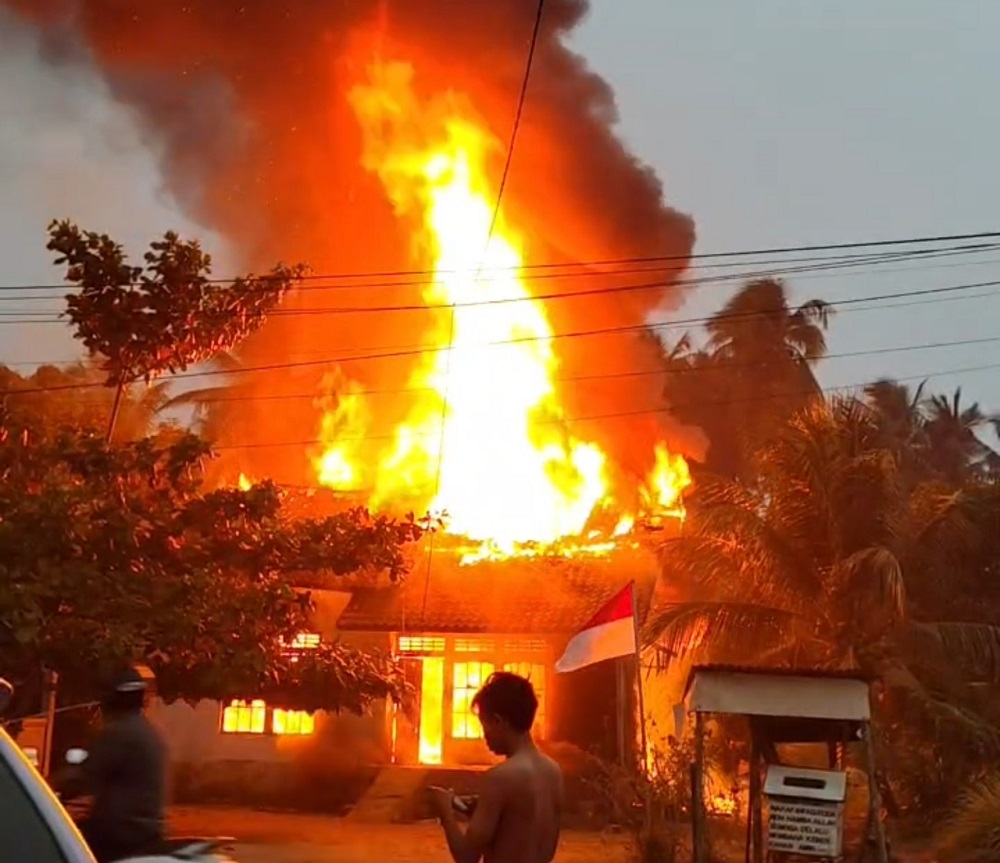 Bakar Sarang Tawon, Rumah Warga di Sungai Pelang Terbakar, Dua Motor Hangus