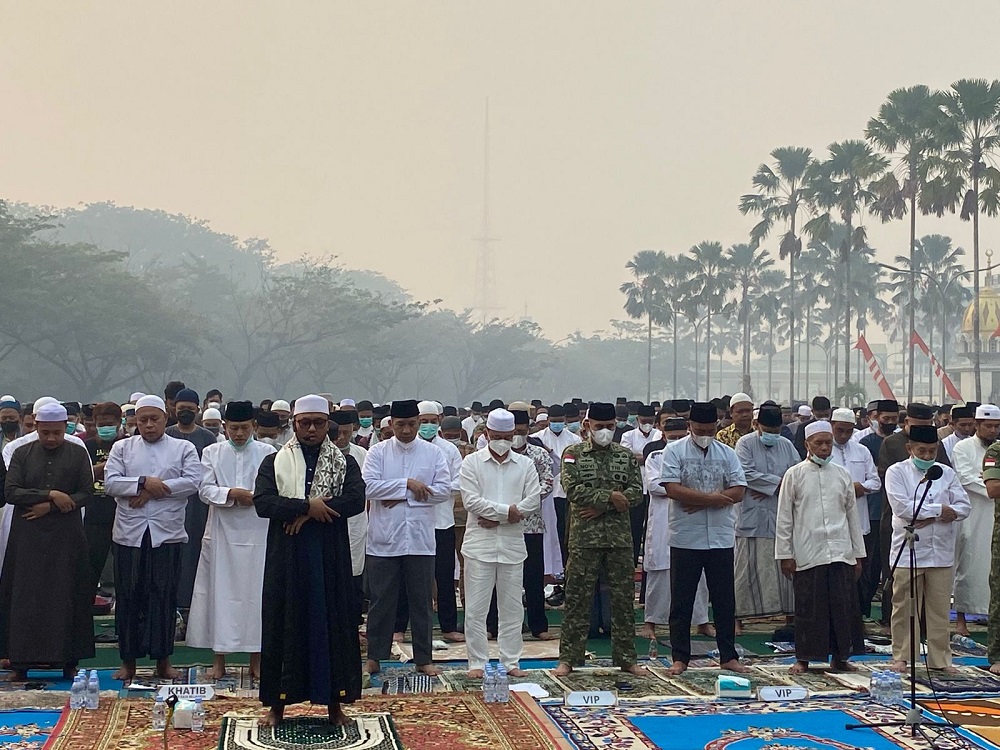 Ribuan Warga Salat Istisqa di Tengah Kabut Asap, Gubernur Ria Norsan Tak Terlihat Hadir