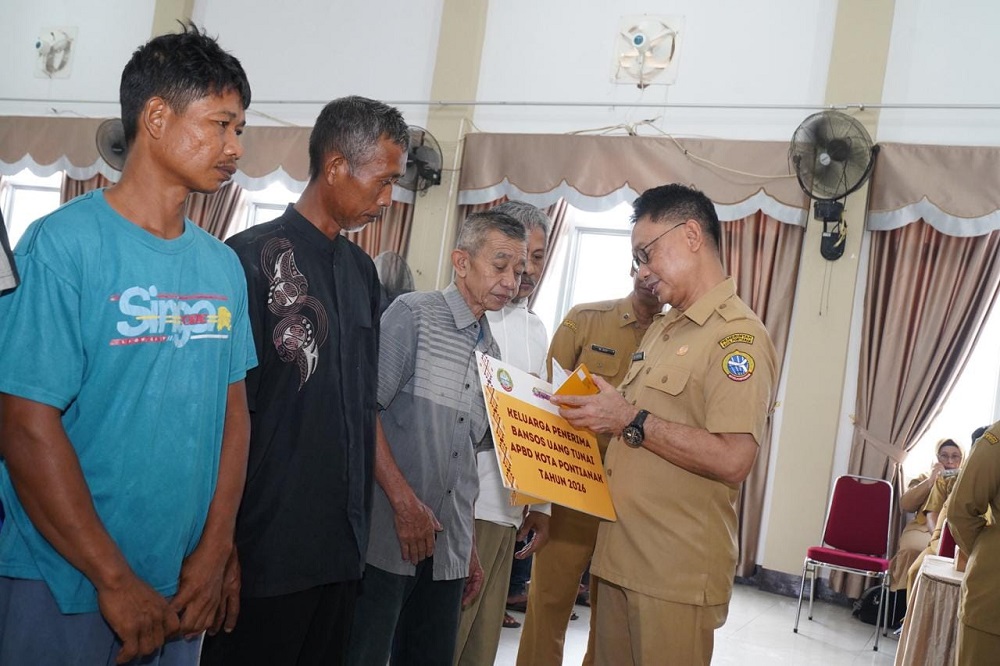 Pemkot Pontianak Salurkan Bansos Rp600 Ribu untuk 670 Warga Berpenghasilan Rendah