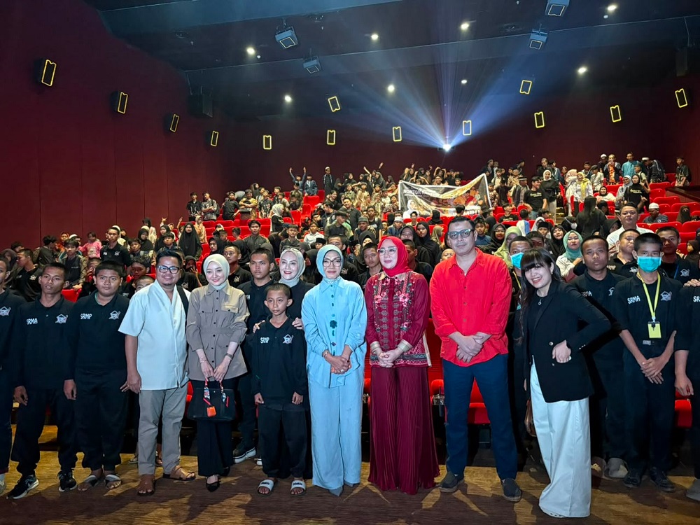 Mooanah Jewelry, Optik Pontianak, dan PKK Pontianak Ajak Yatim Piatu Nonton Anak-Anak Bambu