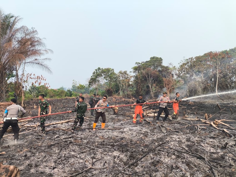 Padamkan Karhutla di Dusun Sauwe, Aparat Kerahkan Dua Tangki Air