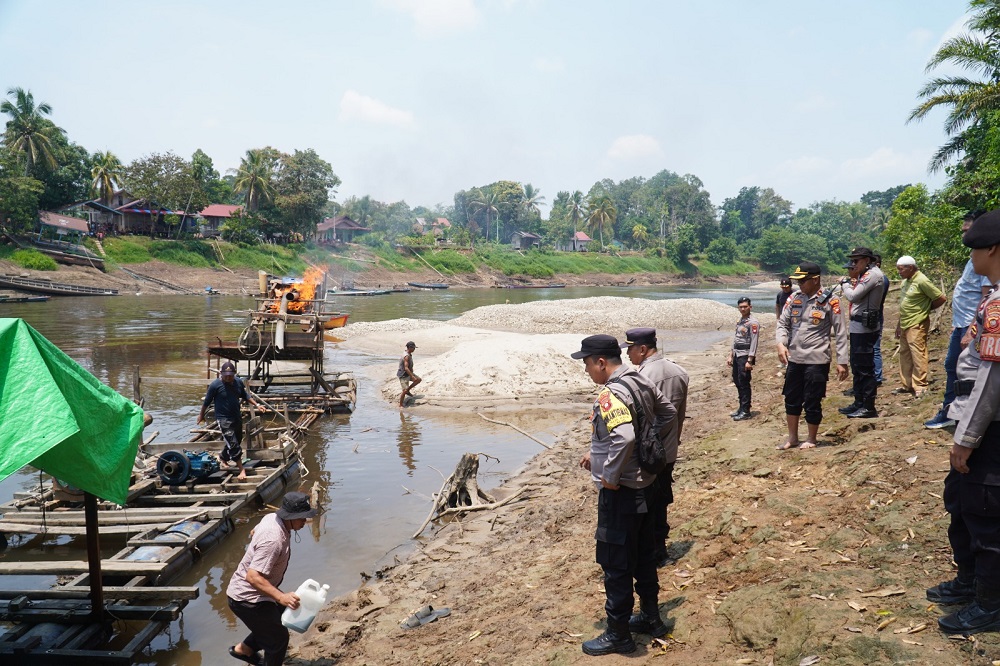 Polres Kapuas Hulu Tertibkan PETI di Desa Semerantau, Satu Lanting Dibongkar
