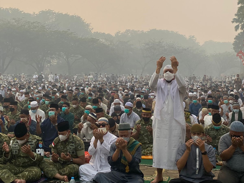 Ribuan Warga Salat Istisqa Memohon Hujan di Tengah Kabut Asap, Gubernur Ria Norsan Tak Terlihat Hadir