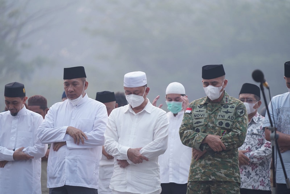 Ribuan Warga Salat Istisqa, Kasus ISPA di Pontianak Tembus 300 Lebih Per Hari