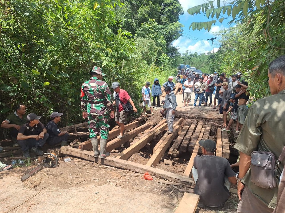 Babinsa Semitau Gandeng Warga dan Perusahaan Perbaiki Jembatan Penghubung Desa Jerenjang-Kenerak