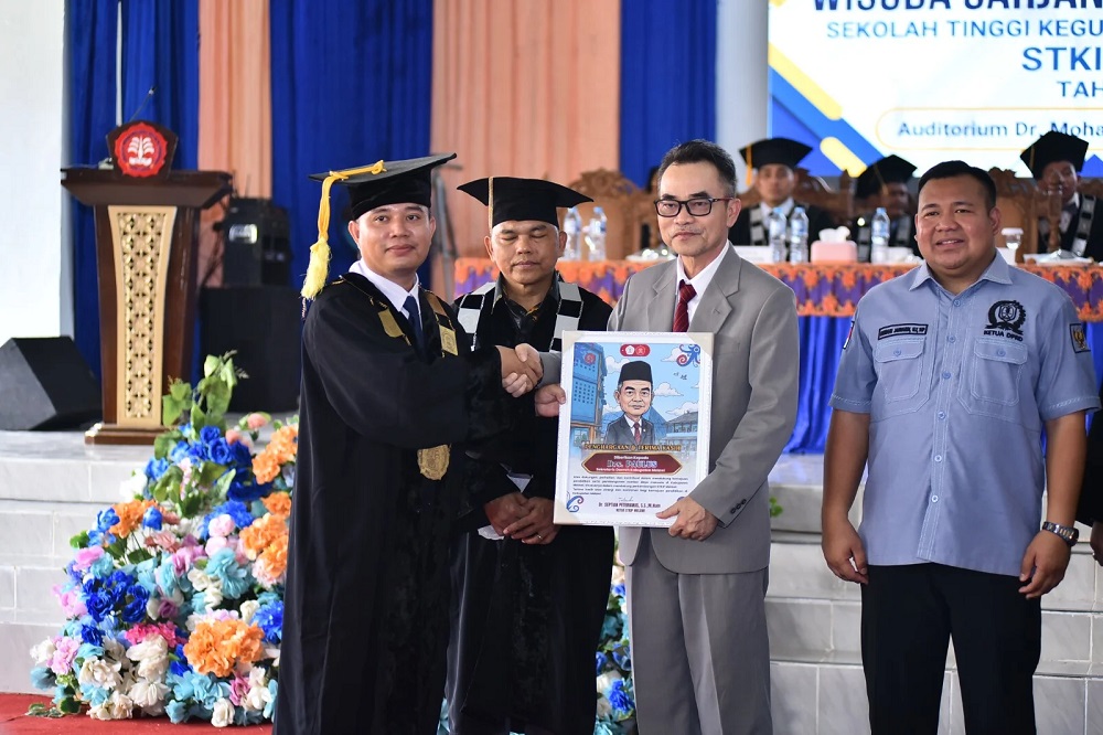 Wisuda 349 Sarjana STKIP Melawi, Sekda Pesan Lulusan Tak Boleh Berhenti Belajar