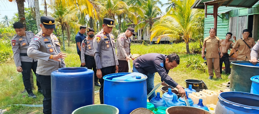 Kemarau Melanda, Polres Ketapang Distribusikan 12 Ribu Liter Air Bersih ke Warga MHU