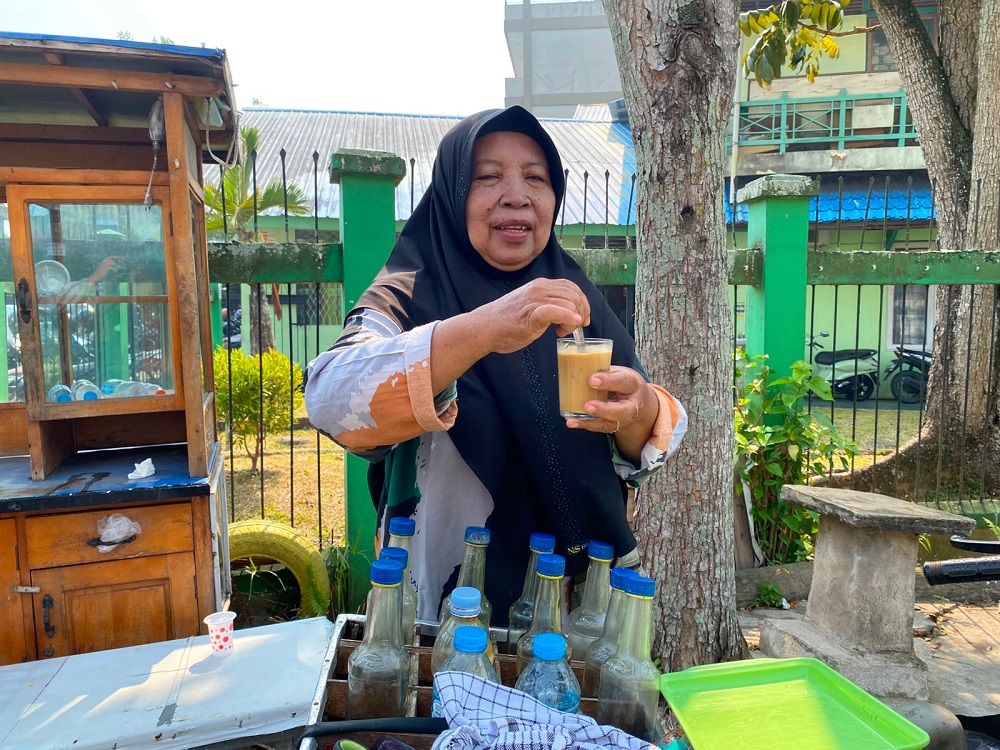 Penjual Jamu Keliling Sarankan Minum Jahe untuk Jaga Kebugaran Saat Kabut Asap