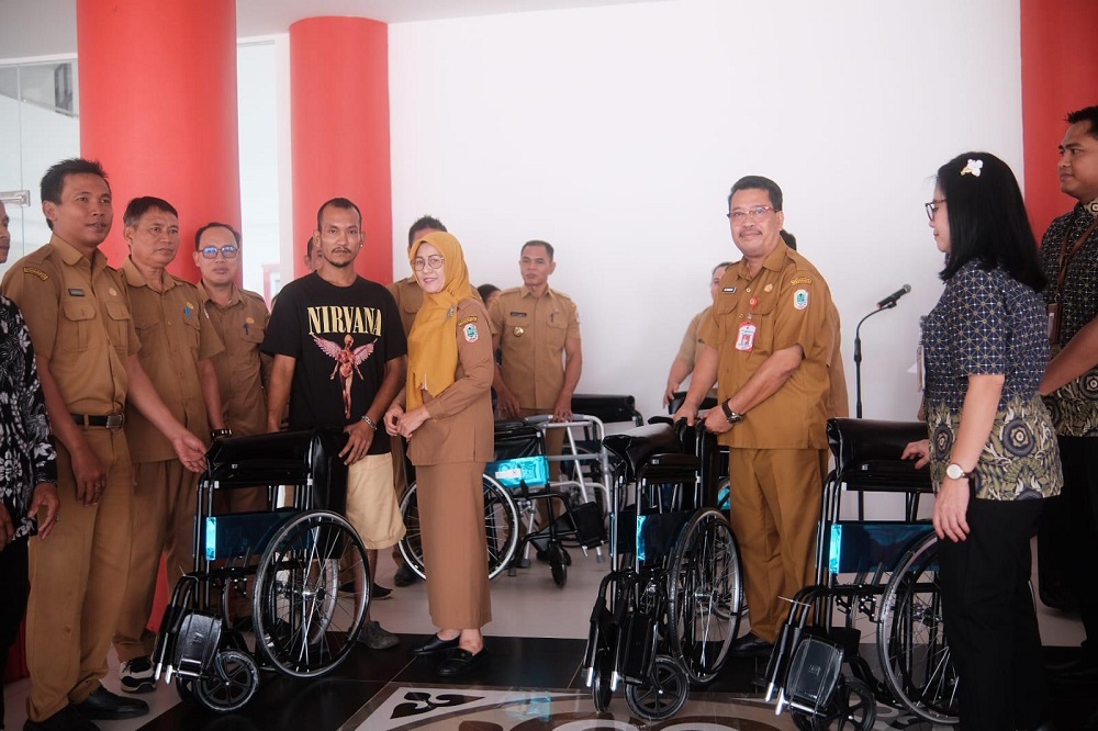 Sekda Kapuas Hulu Serahkan Bantuan Alat Bantu Disabilitas dari BPJS Kesehatan