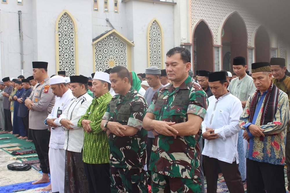 Karhutla Mengancam, TNI-Polri dan Warga Kapuas Hulu Gelar Sholat Istisqa