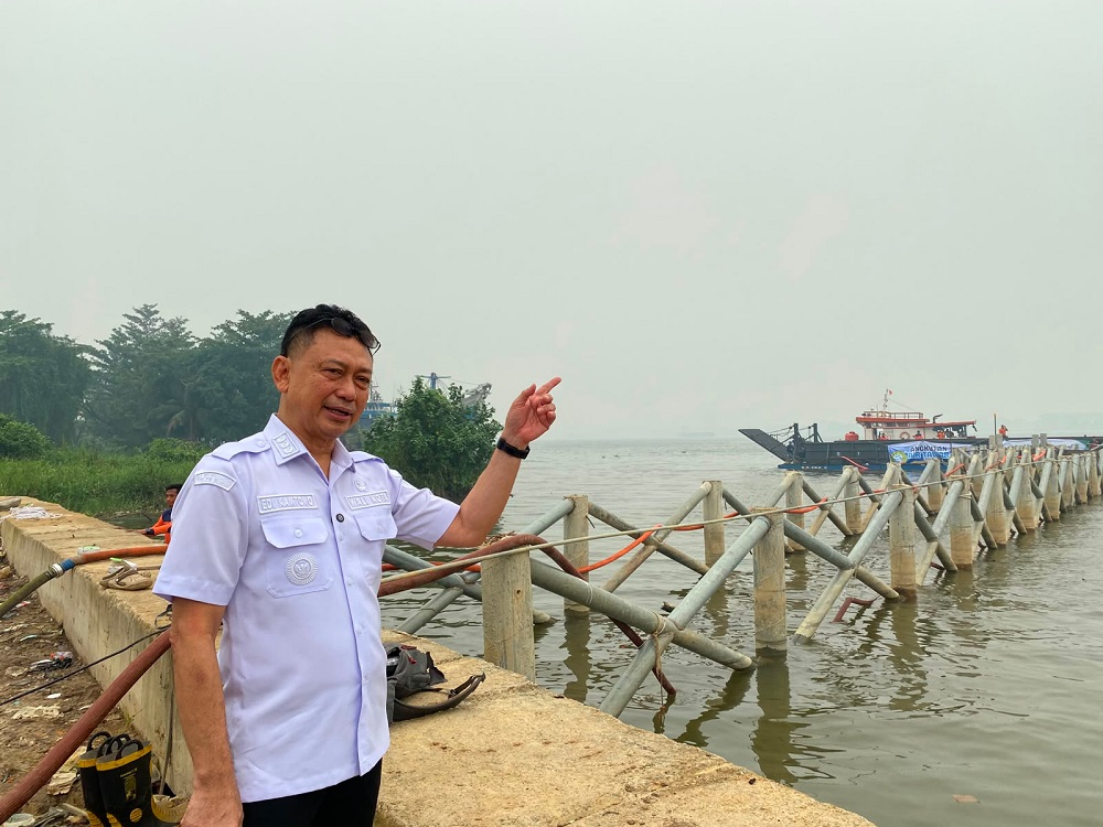 Tongkang Bawa 1,1 Juta Liter Air Tawar dari Radak Tiba di Pontianak