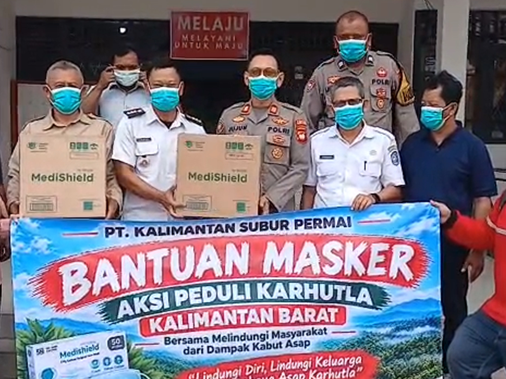 PT KSP Bagikan 6.000 Masker untuk Warga di Tengah Kabut Asap Sungai Ambawang