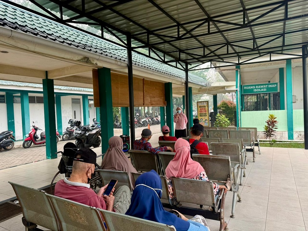Kabut Asap Karhutla, Perawat Ingatkan Warga Jaga Kebersihan dan Pakai Masker dengan Benar