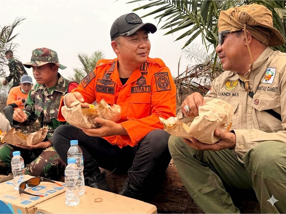 Di Tengah Kepungan Asap, Bupati Ketapang Makan Nasi Bungkus Bersama Petugas Karhutla