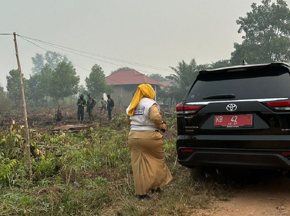 Lari Terbirit-birit, Kadinkes Kalbar Hindari Wartawan Soal ISPA Usai Tinjau Karhutla