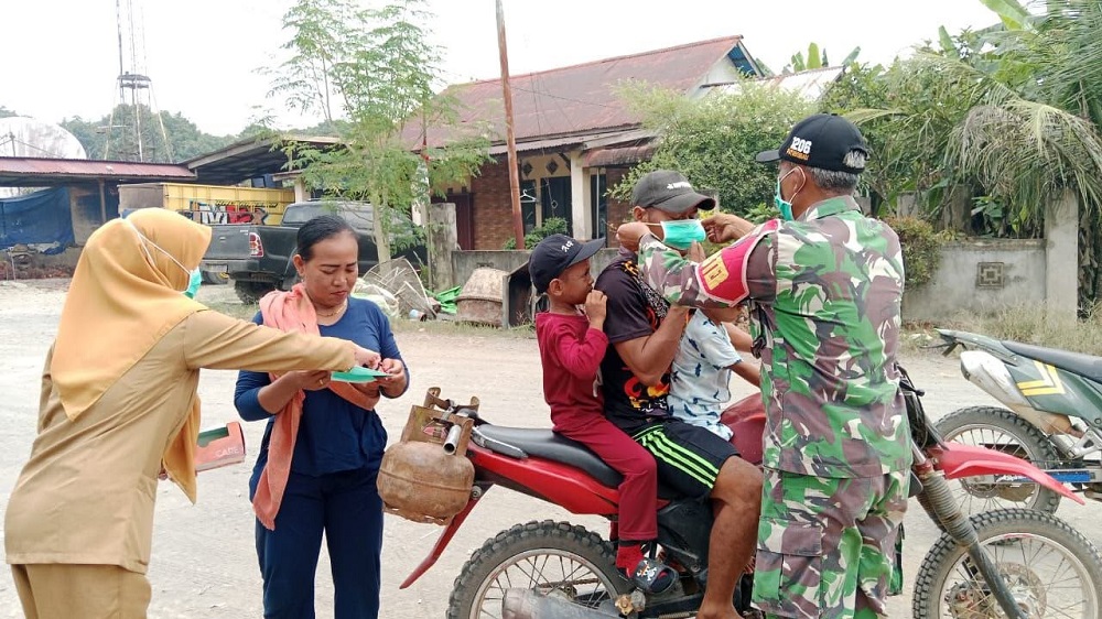 Babinsa dan Puskesmas Puring Kencana Bagikan Masker Gratis di Tengah Kabut Asap