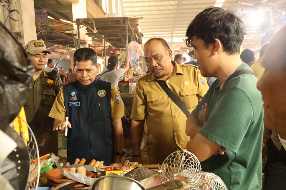 Diskumdag Tertibkan Pedagang Pasar Flamboyan, Akses Jalan Dikembalikan