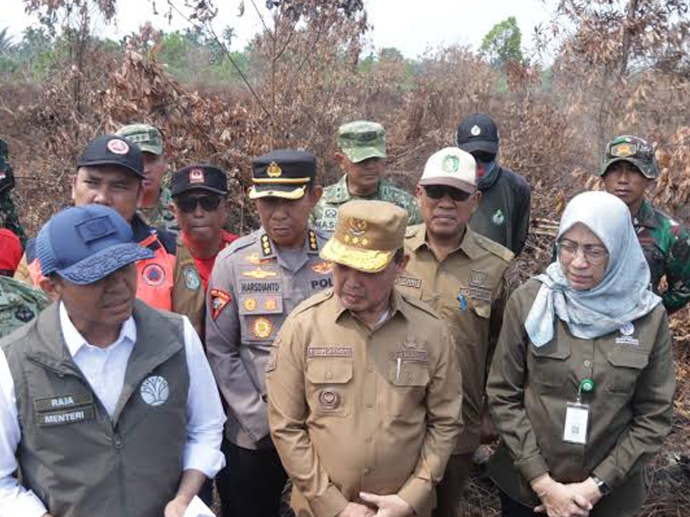 Kabut Asap Tebal, Pesawat Menhut Raja Juli Batal Mendarat di Kalbar