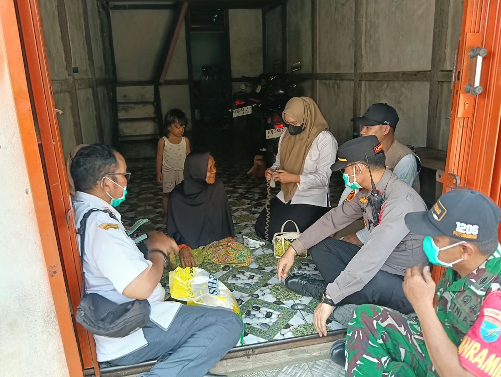 Peduli Kesehatan di Tengah Karhutla, Forkopimcam Boyan Tanjung Bagikan Masker dan Vitamin