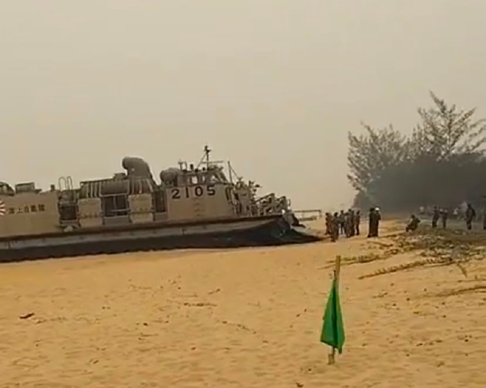 Dikira Bajak Laut, Warga Bengkayang Heboh Lihat Kapal Amfibi Jepang