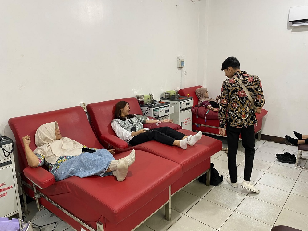 Sambut Hari Bakti Postel ke-81, Balmon Pontianak Gelar Donor Darah dan Salurkan Air Bersih