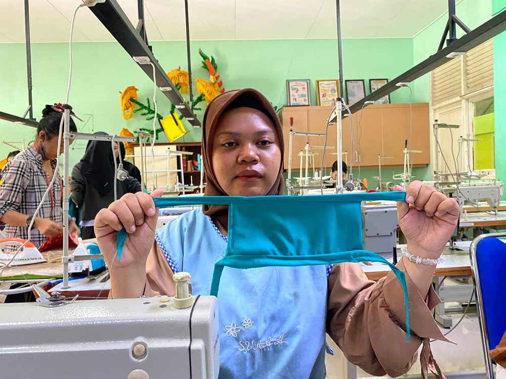 Belajar Daring, Siswi SMKN 5 Pontianak Sulap Kain Sisa Jadi Masker untuk Warga Kubu Raya