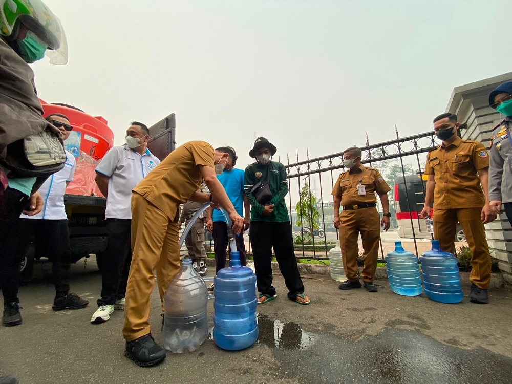 Air PDAM Makin Asin, Warga Pontianak Terpaksa Antre Air Bersih