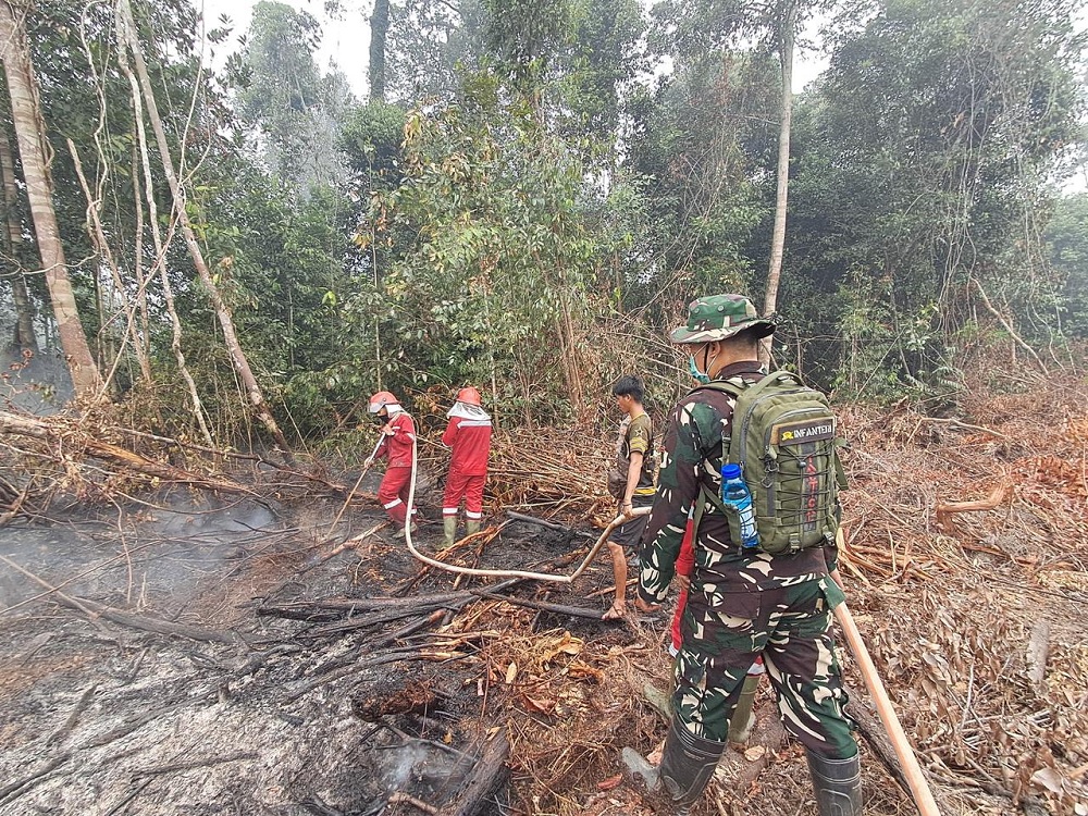 Gotong Royong Padamkan Karhutla, TNI-Polri dan PT SBE Bersatu di Kapuas Hulu