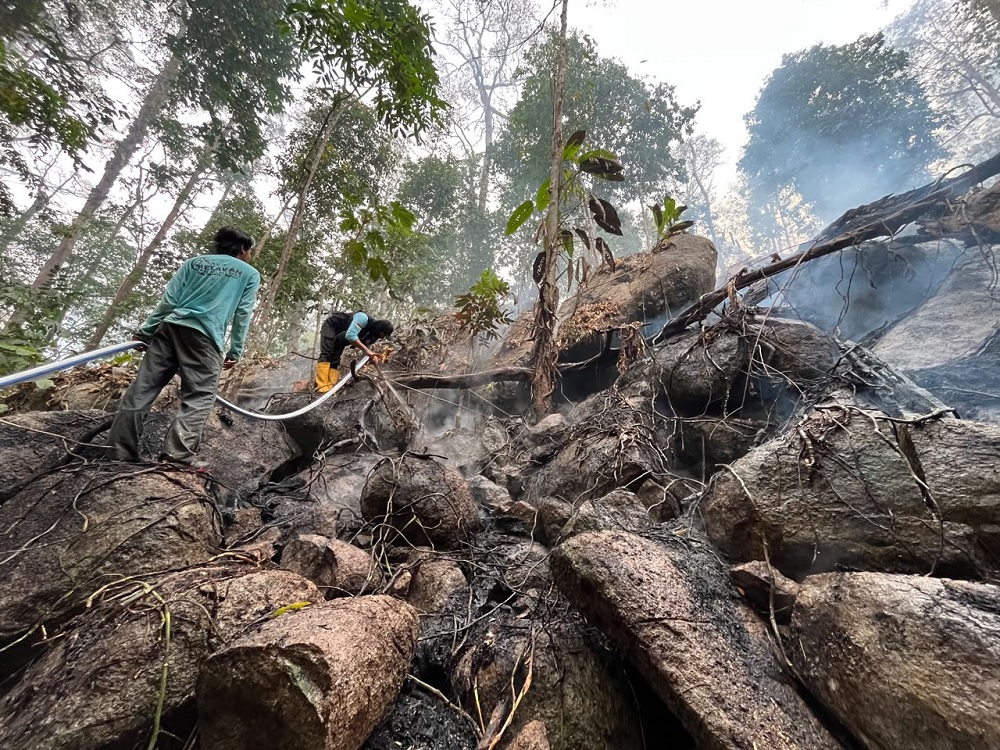 Perjuangan Tim Relawan Gabungan Menembus Medan Terjal Padamkan Karhutla di Bukit Peramas