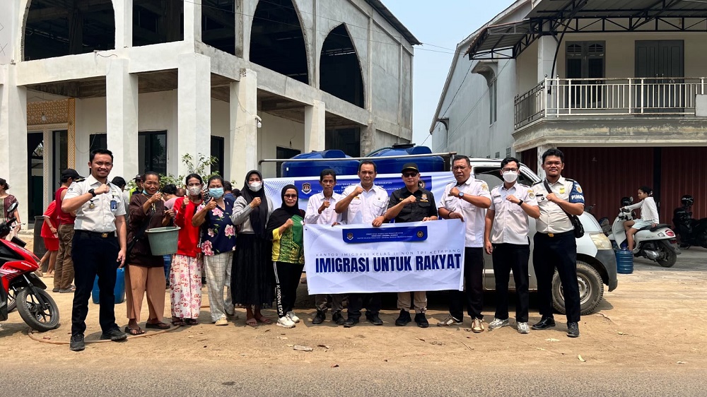 Imigrasi Ketapang Bantu Warga Mulia Baru, Salurkan Air Bersih dan Masker