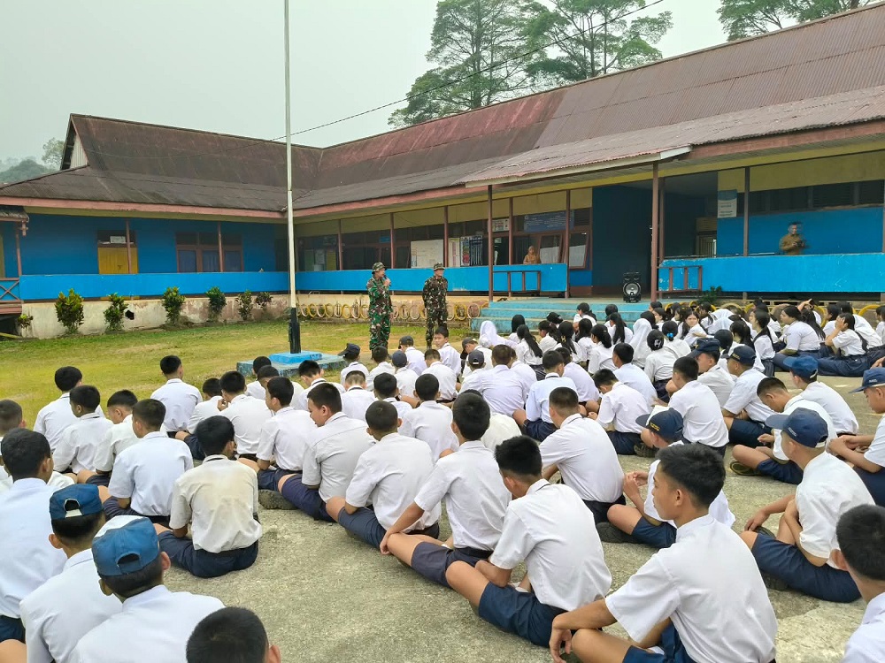 Masuk Sekolah, Tim Mabes TNI Edukasi Pelajar Batang Lupar tentang Bahaya Karhutla