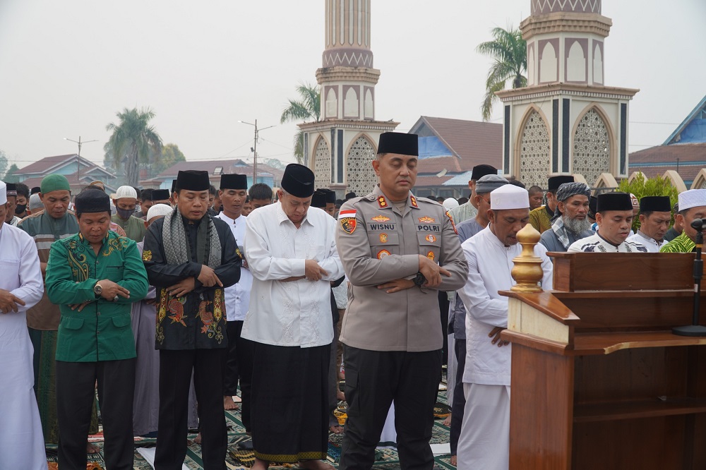 Kabut Asap dan Kekeringan Melanda, Forkopimda Kapuas Hulu Ikuti Shalat Istisqa