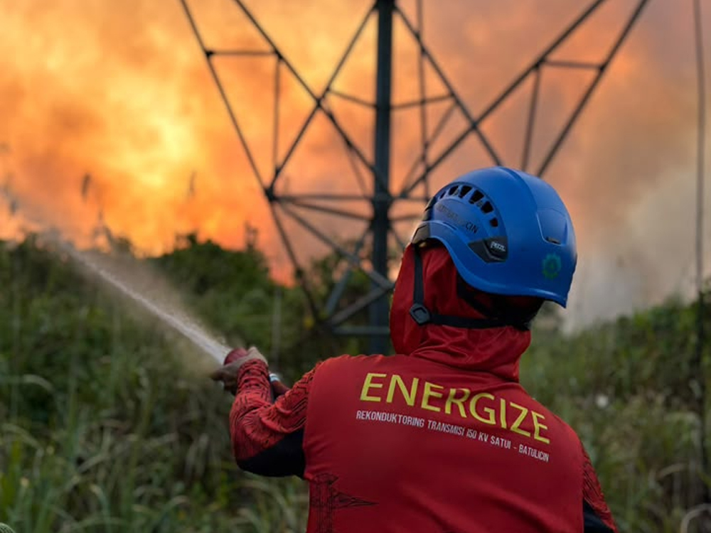 PLN Banjarbaru Padamkan Titik Api di Sekitar Aset Transmisi, Antisipasi Dampak Karhutla