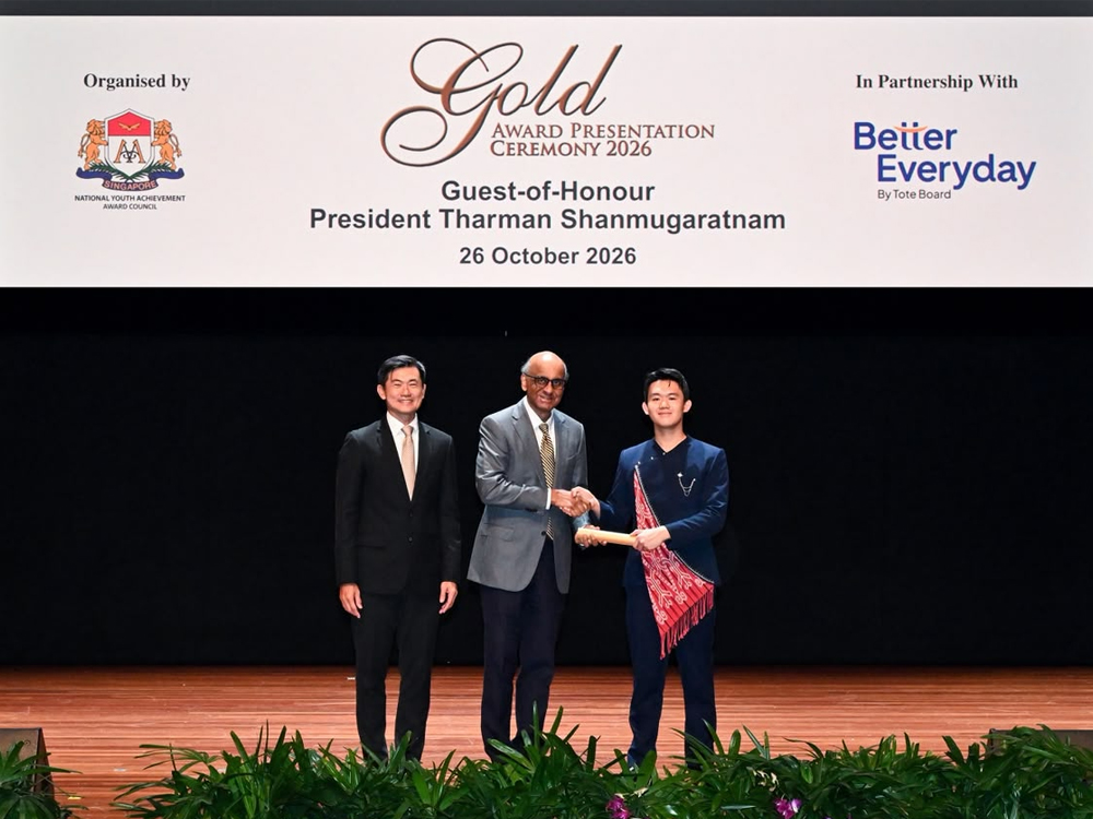 Pelajar Pontianak Terima Penghargaan dari Presiden Singapura, Perkenalkan Batik Dayak