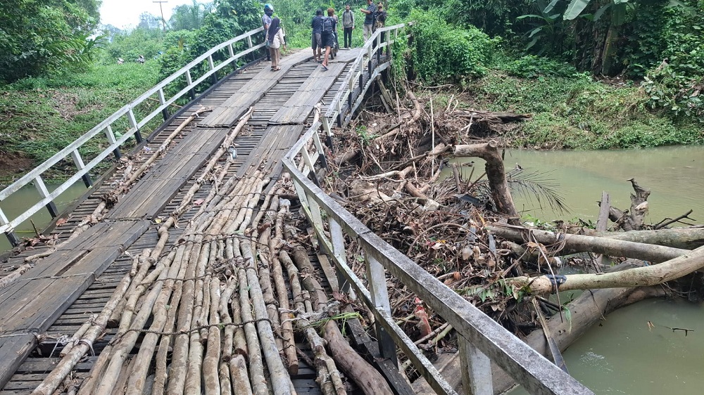 Jembatan Sungai Bedungan Roboh, Akses Penghubung Dua Desa di Kapuas Hulu Terganggu