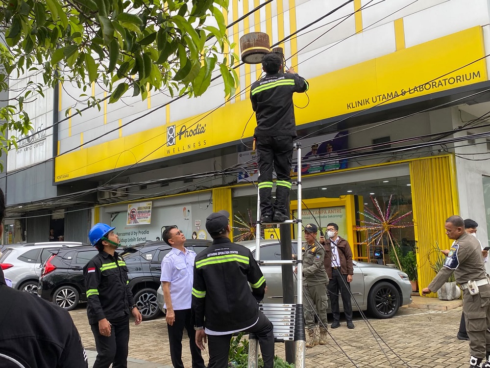 Kabel Provider Diduga Tak Berizin di Jalan Ahmad Yani Pontianak Dipotong