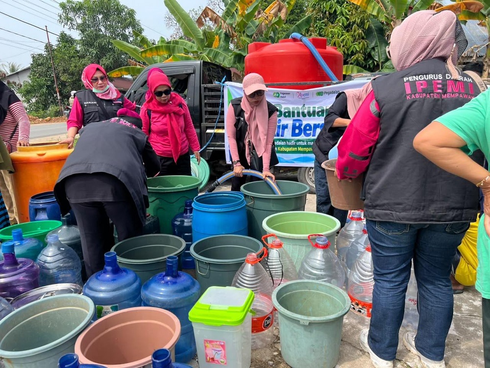 Pegadaian dan IPEMI Salurkan Air Bersih ke 6 Desa Terdampak Kemarau di Mempawah