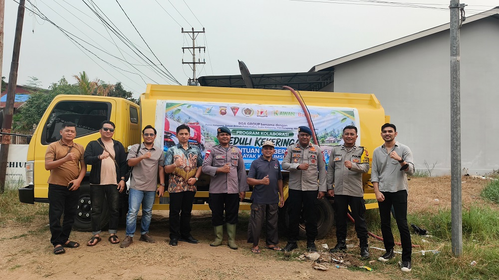 PWI Ketapang Bersama BGA dan Aparat Salurkan 32 Ribu Liter Air untuk Warga