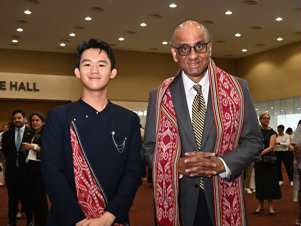 Pelajar Pontianak Terima Penghargaan dari Presiden Singapura, Perkenalkan Batik Dayak
