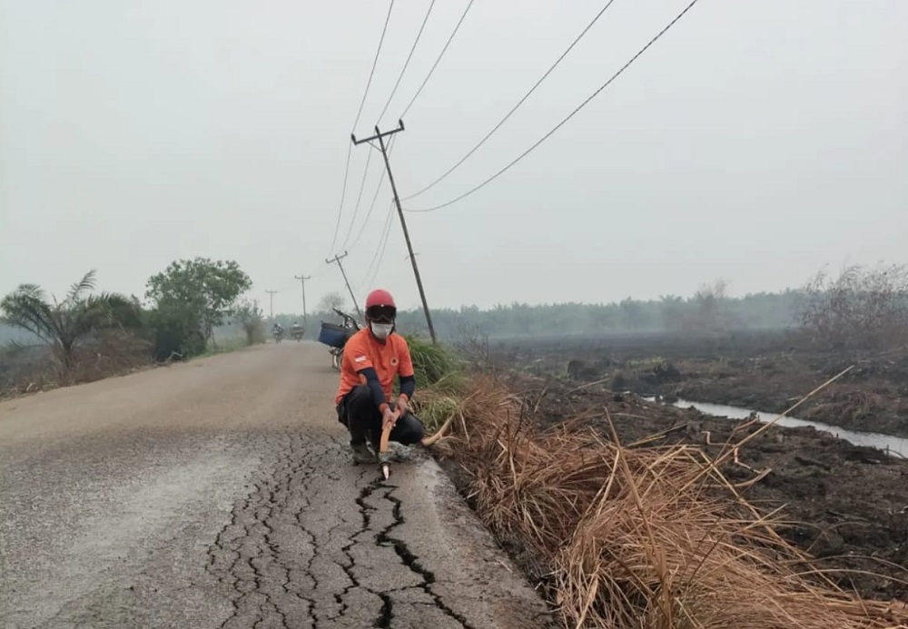 Karhutla di Pelang Ketapang Bikin Jalan Retak dan Amblas, Asap Masih Keluar dari Tanah