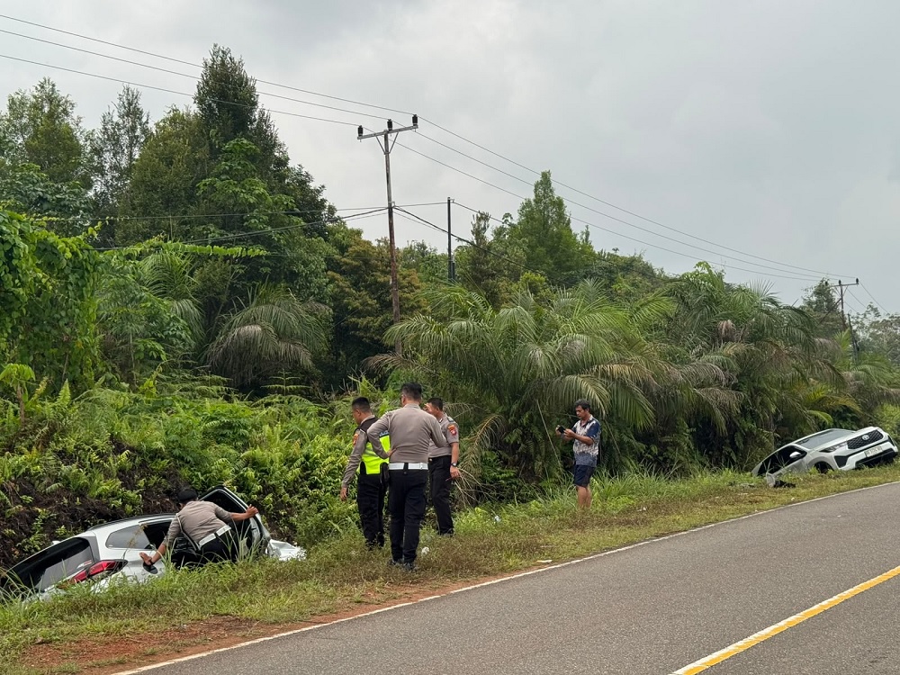 Hindari Sepeda Motor, Toyota Rush Tabrak Innova Zenix di Jalan Lintas Selatan Kapuas Hulu