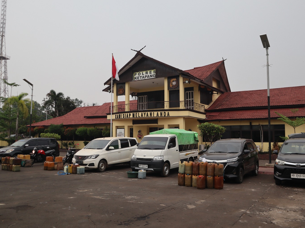 Polisi Ungkap Kasus BBM Subsidi di Ketapang, Mobil hingga Jeriken Dipajang di Mapolres