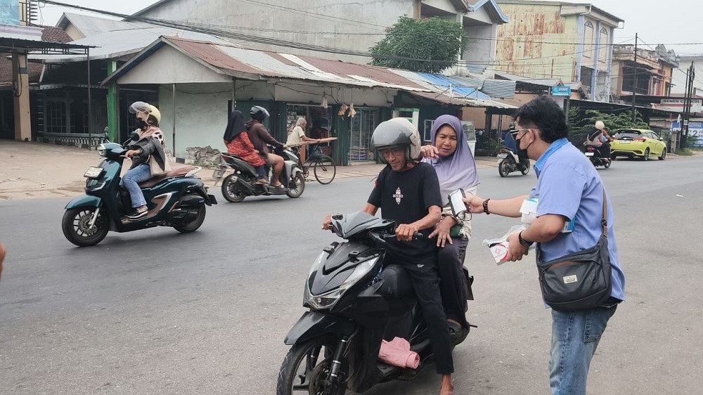 Kabut Asap Ketapang Makin Mengkhawatirkan, PWI dan KAWAN Bagikan 10.000 Masker